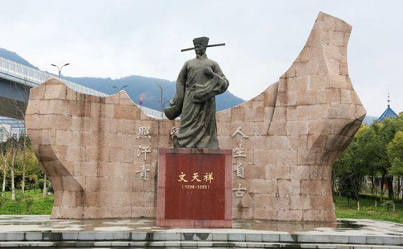 命人在崖山一块石头上刻上"张弘范灭宋于此"七个大字来歌颂自己的功劳