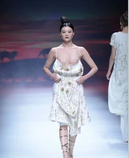 2019年新款时装周模特赵欣走秀无下限衣服下垂到肚脐眼