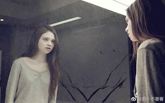 讲惊悚电影《镜中人》太惨!高中女生被同学欺