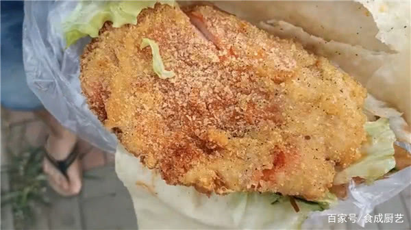 天津传统早点:大饼夹一切,一个超大鸡排,只要6元