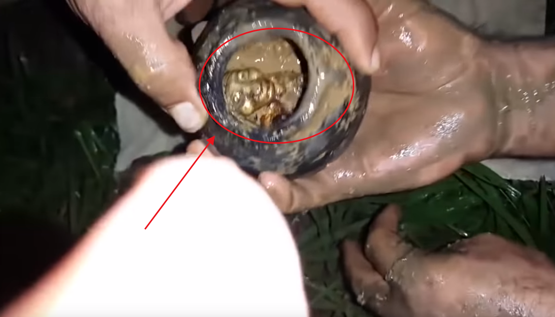 大雨过后众人上山种树,其中一男子发现泥坑里小罐子,捡起不淡定