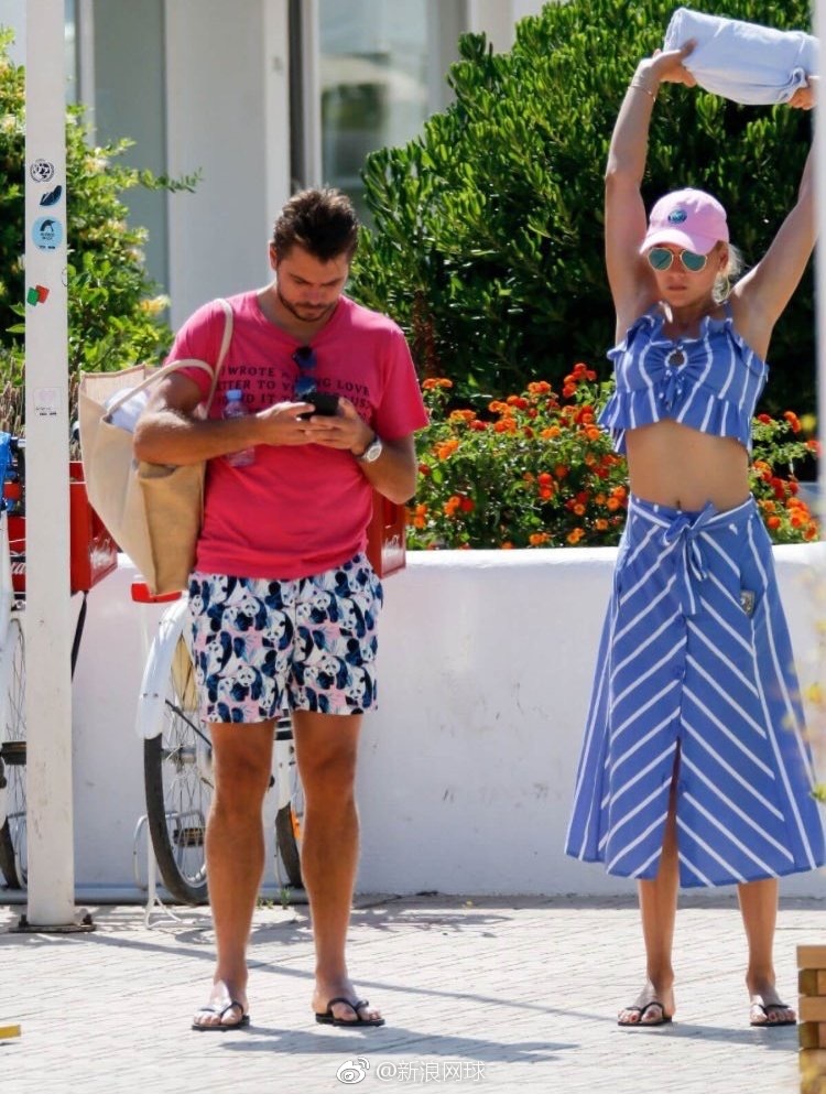 瓦林卡和女友维基奇度假7315