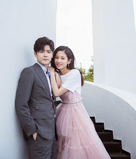 颖儿付辛博蜜月照流出,大钻戒很抢眼,却遭网友吐槽摆拍太明显