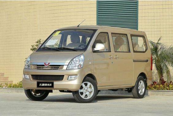 五菱荣光s美观大方,款式时尚新颖,不落俗套.