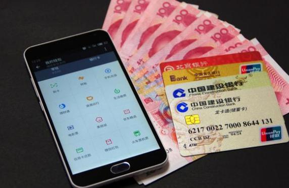 我去看女儿,女儿躲在卧室不开门,踹开门后,收到女婿转账90万!