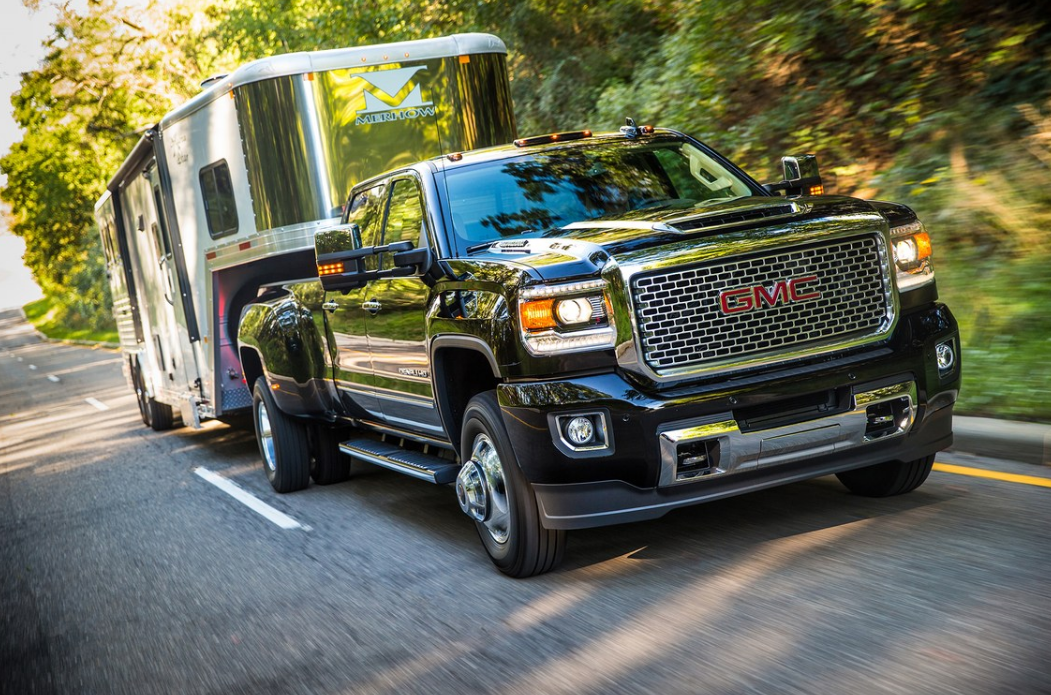 "伙计,这东西太大了,"当我第一次进入2017年的gmc sierra denali 3500