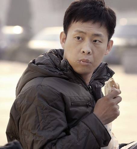 曾因长得太丑被嫌弃,40岁的他已成影帝,还娶了央视主持为老婆