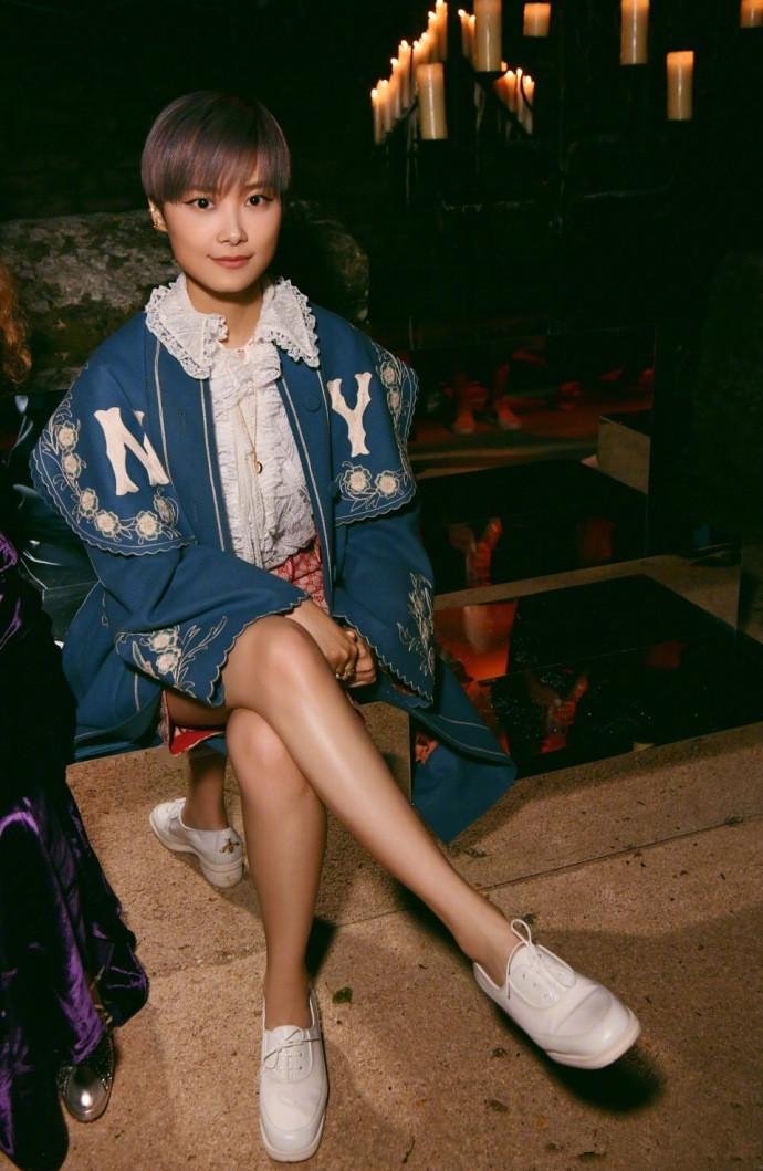 李宇春藏了多年的腿终于不再藏了雪纺衫搭短裤秀美腿美炸了