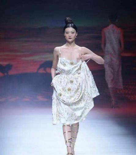 2019年新款时装周模特赵欣走秀无下限衣服下垂到肚脐眼