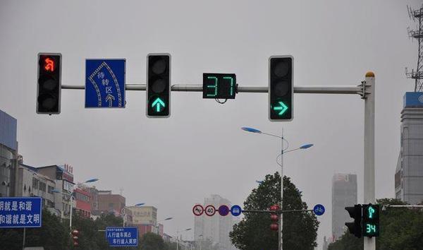 红灯右转女司机直接被扣12分但是老司机没有事为什么