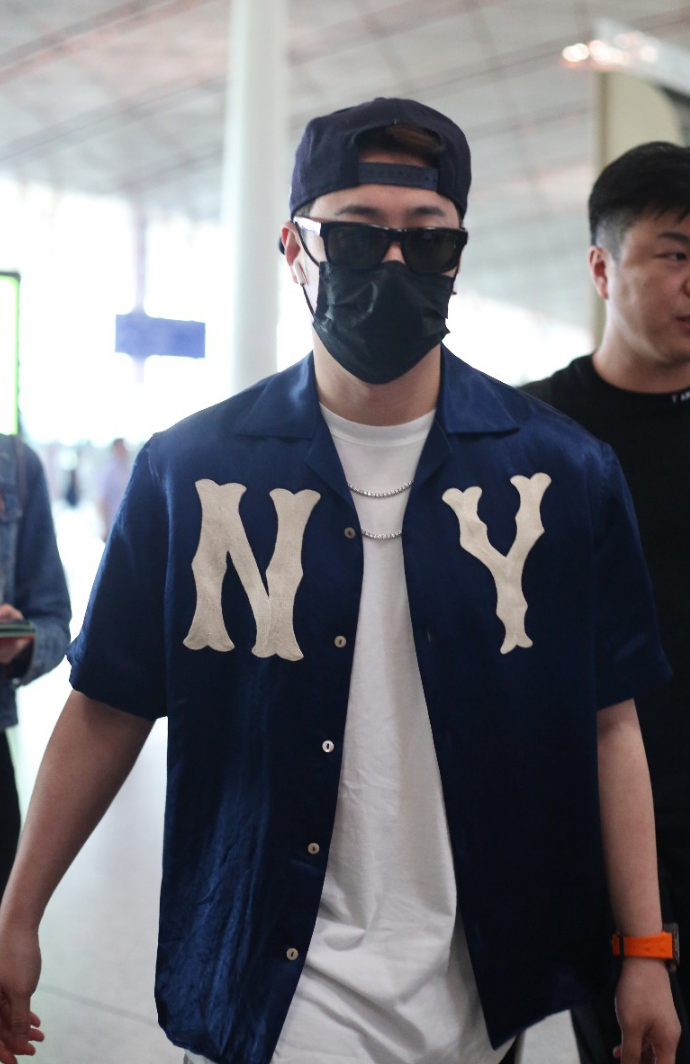 潘玮柏穿牛仔衬衫下搭破洞牛仔裤现身机场反戴棒球帽好酷