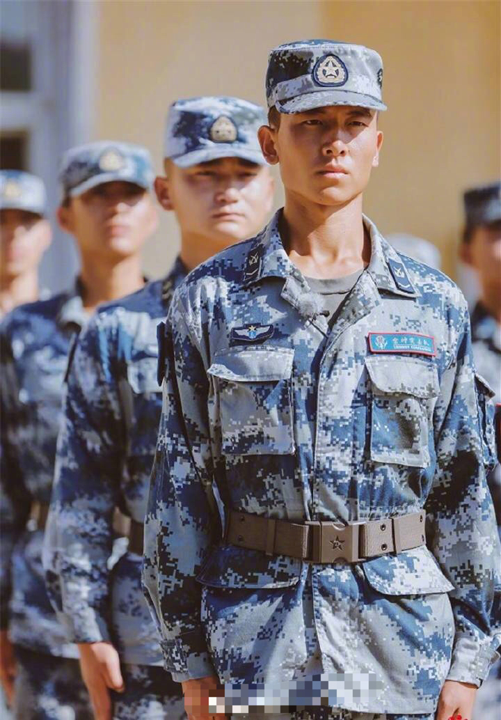 《真正的男子汉》帅气教官王威开微博!杨幂:进娱乐圈跟姐混