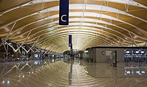 希思罗机场的代码为 lhr(london heathrow),盖特威克机场的代码为 lgw