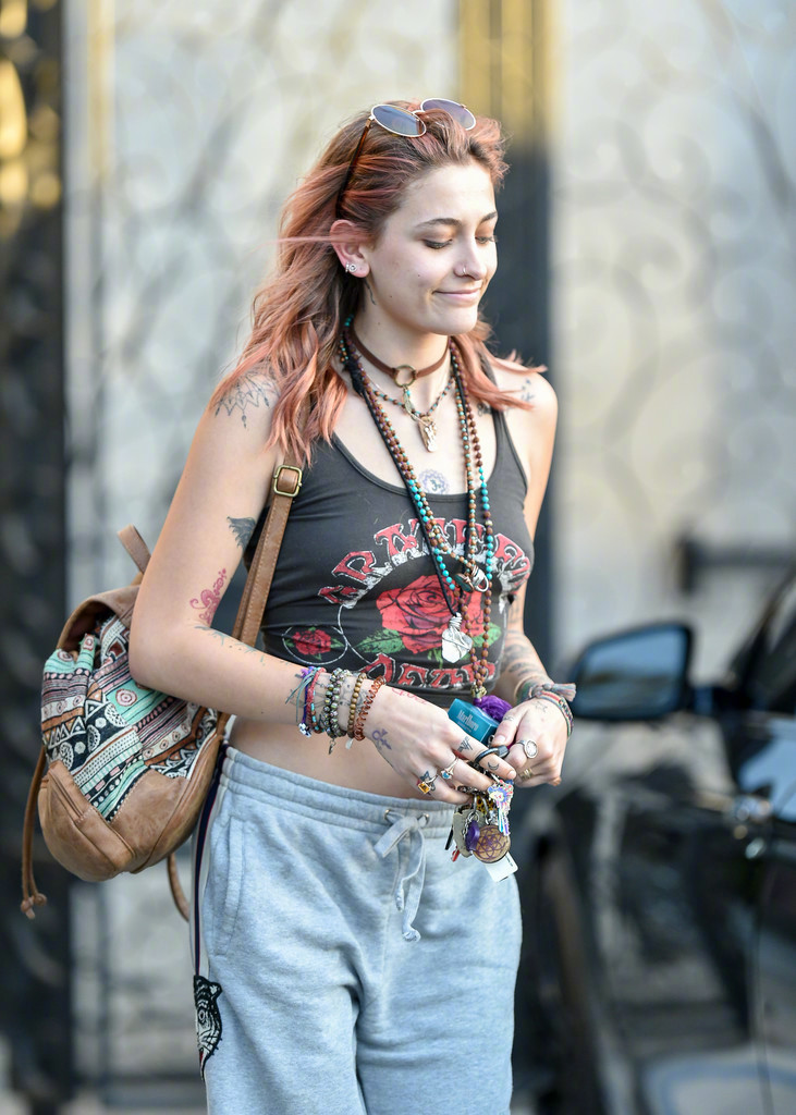 天王迈克尔杰克逊的女儿paris jackson在美国梅尔罗斯离开910 沙龙的