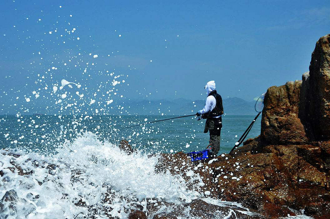 海边矶钓,遇到大风浪应该如何应对?