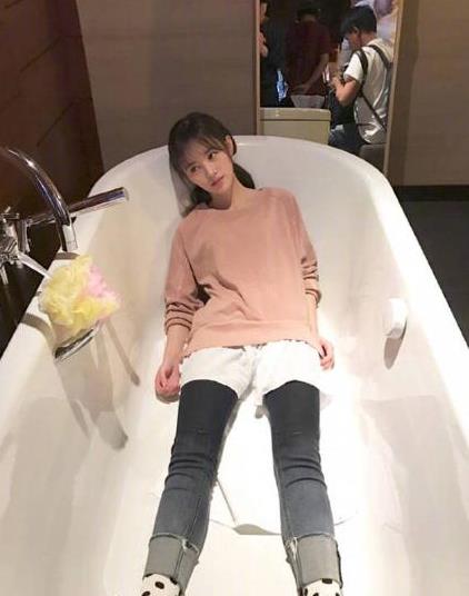 难见到的明星浴缸照鞠婧祎葛优躺胡歌穿深v而他酷秀肌肉