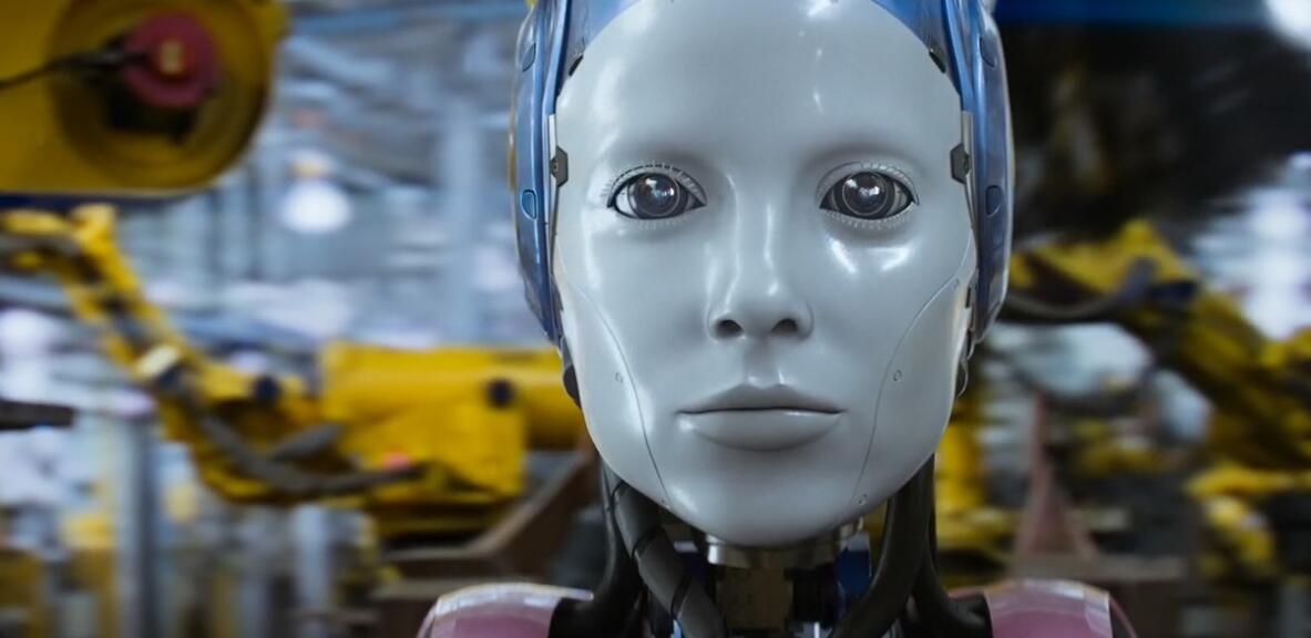 《超能查派》在脏乱差中寻找自我的随性之作