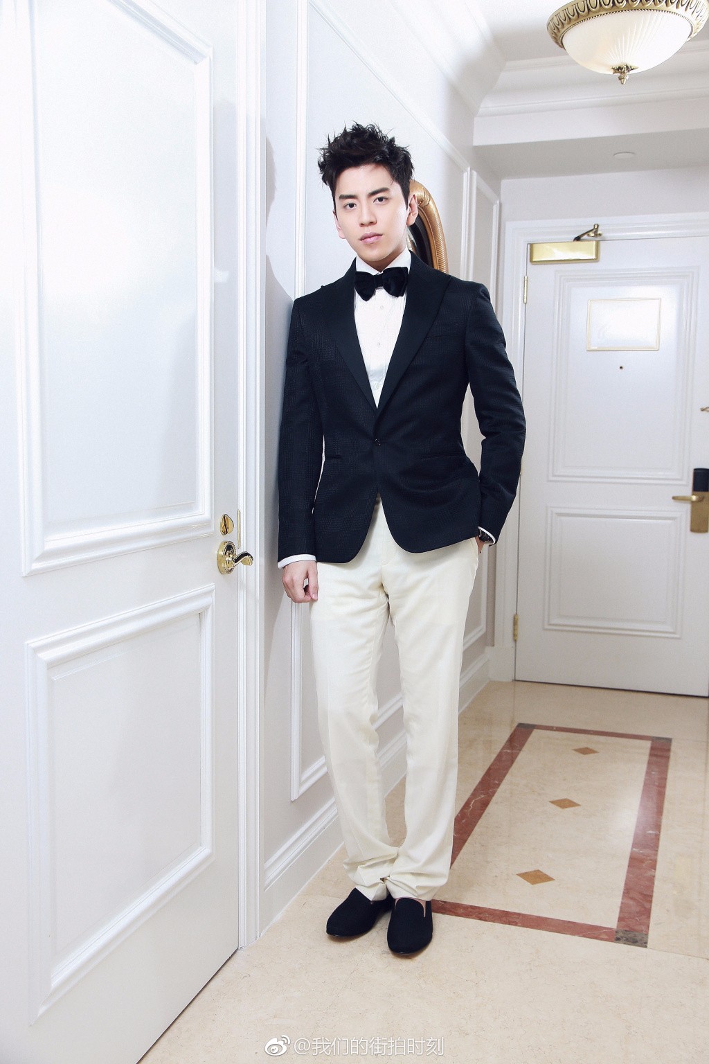 王大陆受邀出席第12届亚洲电影大奖,一身黑白西服套装简约大气