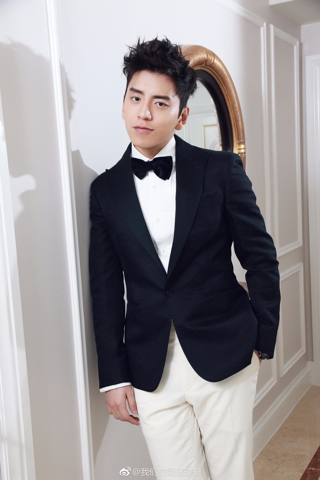 王大陆受邀出席第12届亚洲电影大奖,一身黑白西服套装简约大气