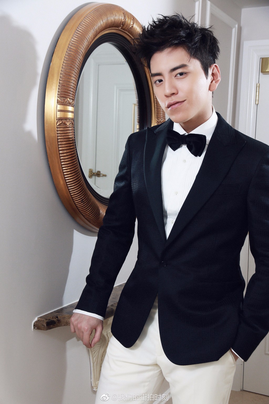 王大陆受邀出席第12届亚洲电影大奖,一身黑白西服套装简约大气