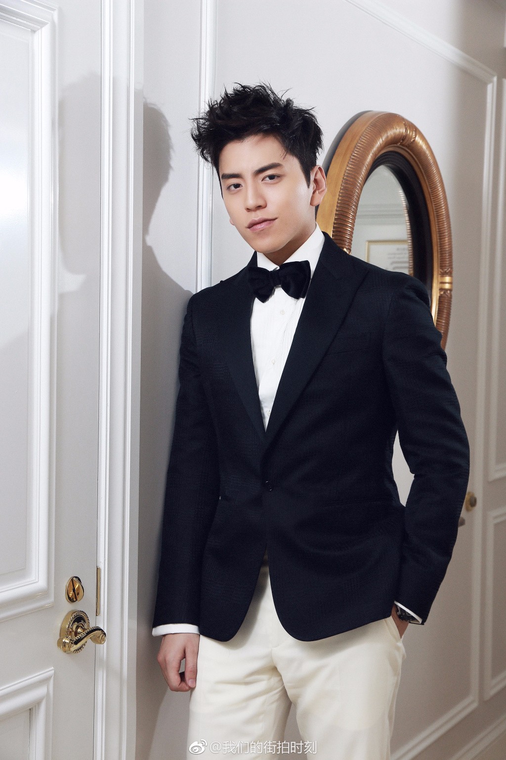 王大陆受邀出席第12届亚洲电影大奖,一身黑白西服套装简约大气