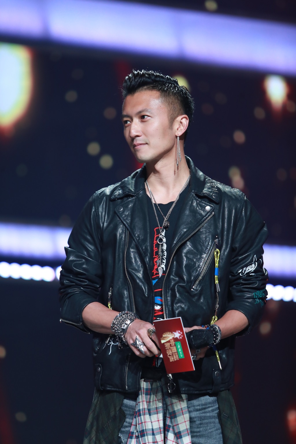 中年男人穿皮衣,就服谢霆锋,网友:王菲好眼光!