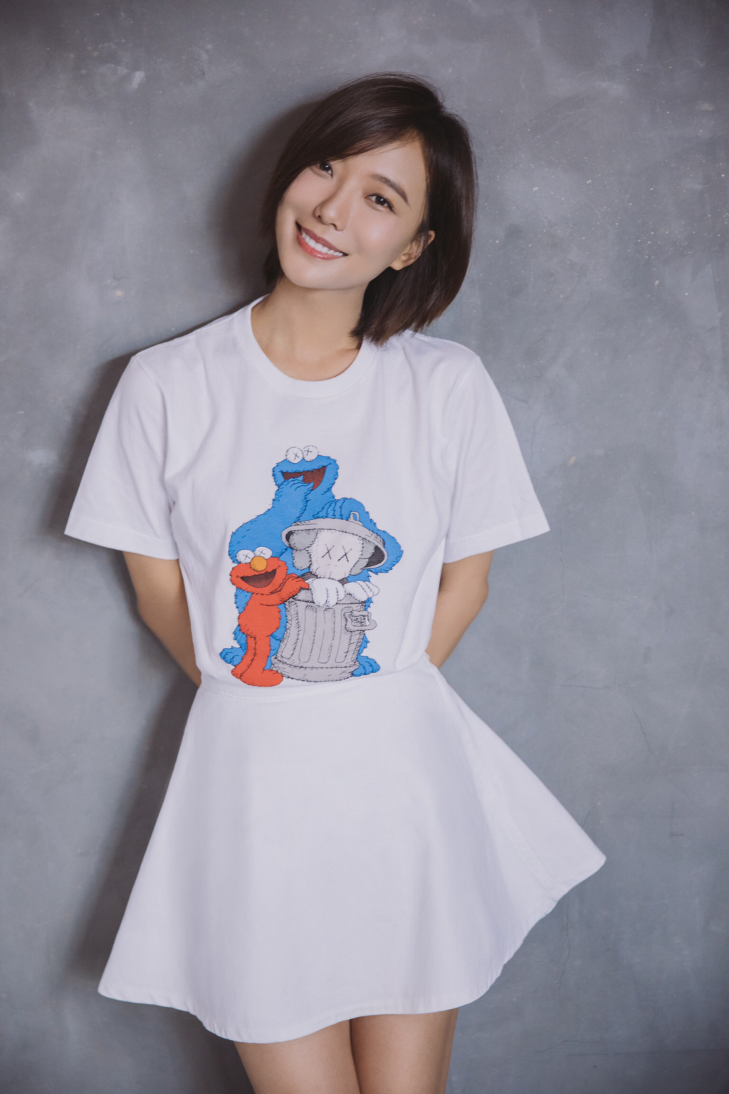 34岁王珞丹厉害了白色t恤白色短裙少女感十足越来越会穿了