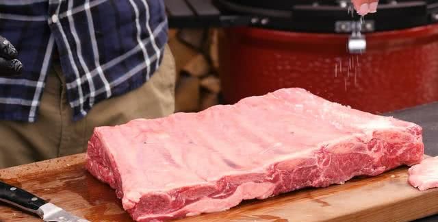 老外买来15斤牛肉,教网友做烤牛肉,烤好后网友一脸黑线!