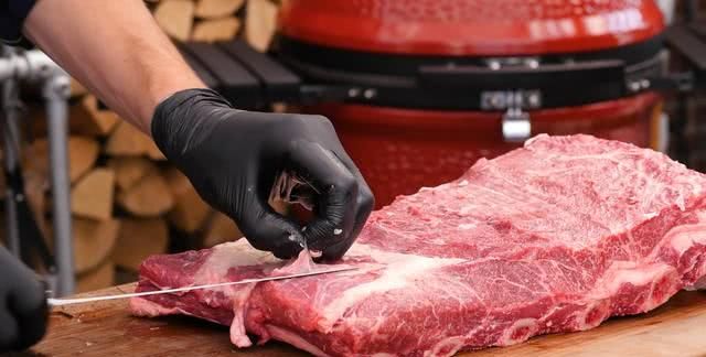 老外买来15斤牛肉,教网友做烤牛肉,烤好后网友一脸黑线!