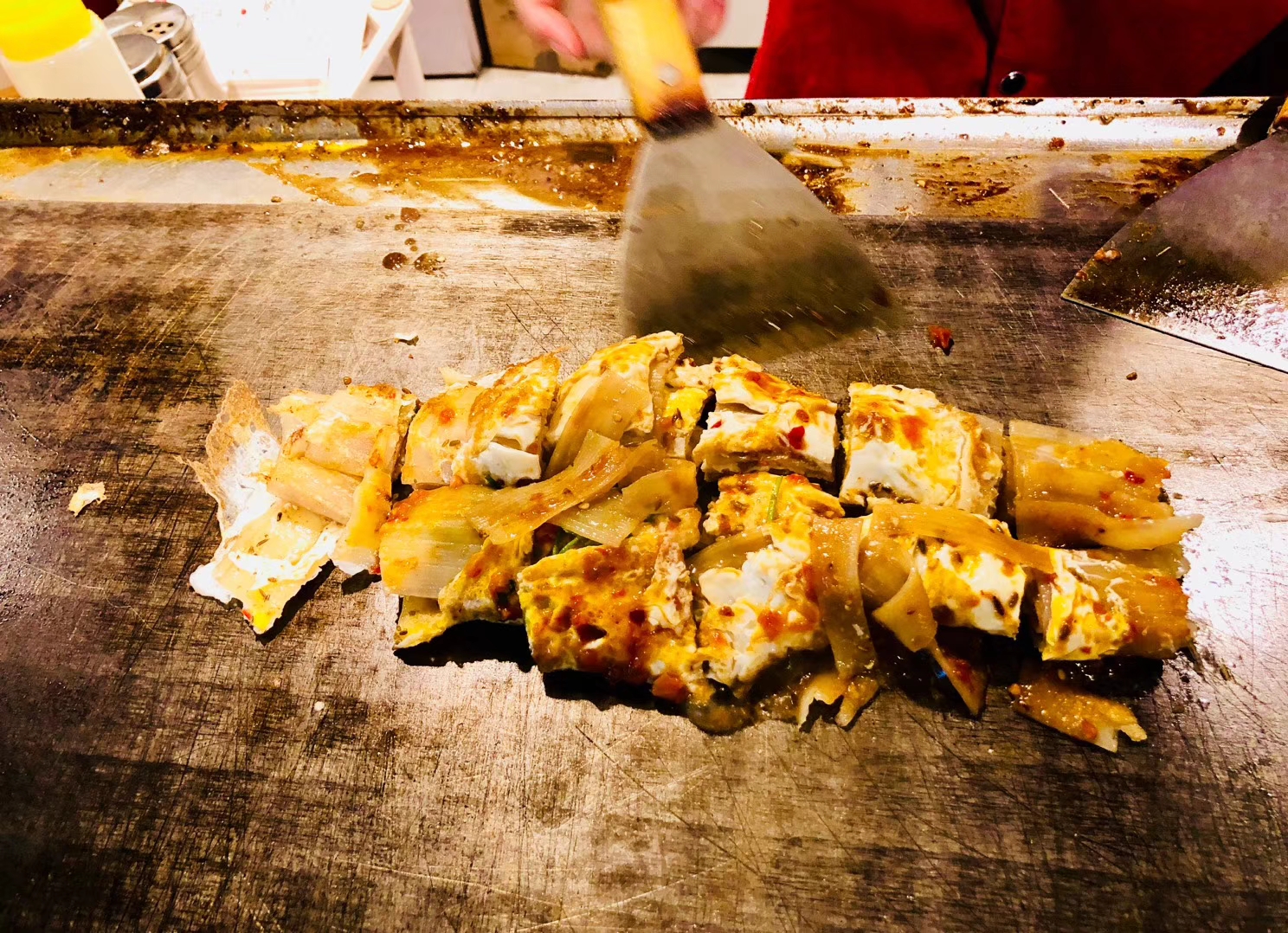 双蛋双面~吃着过瘾^_^烤冷面做的地道香嫩,酱料