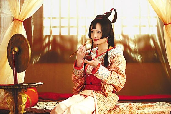 永光二年(公元前42年),冯媛生下儿子刘兴,被封为婕妤.