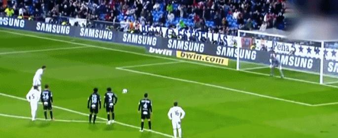 是什么使巴洛特利封神,梅西跪拜?盘点球星们的