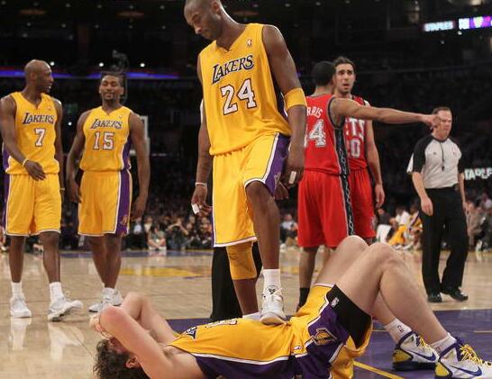 直击:发怒的诺阿要揍他,场面混乱,科比这样踩加索尔的肚子