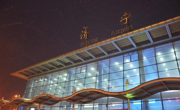 济宁机场即"济宁曲阜机场",机场位于济宁市区西南28公里处的纸坊镇,要