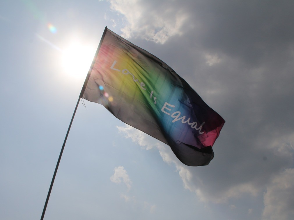 实拍台湾同性恋大游行 13万人参加争同志权益|游行|同志|彩虹_新浪