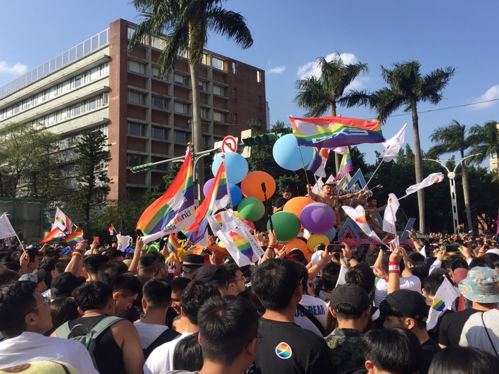 实拍台湾同性恋大游行13万人参加争同志权益