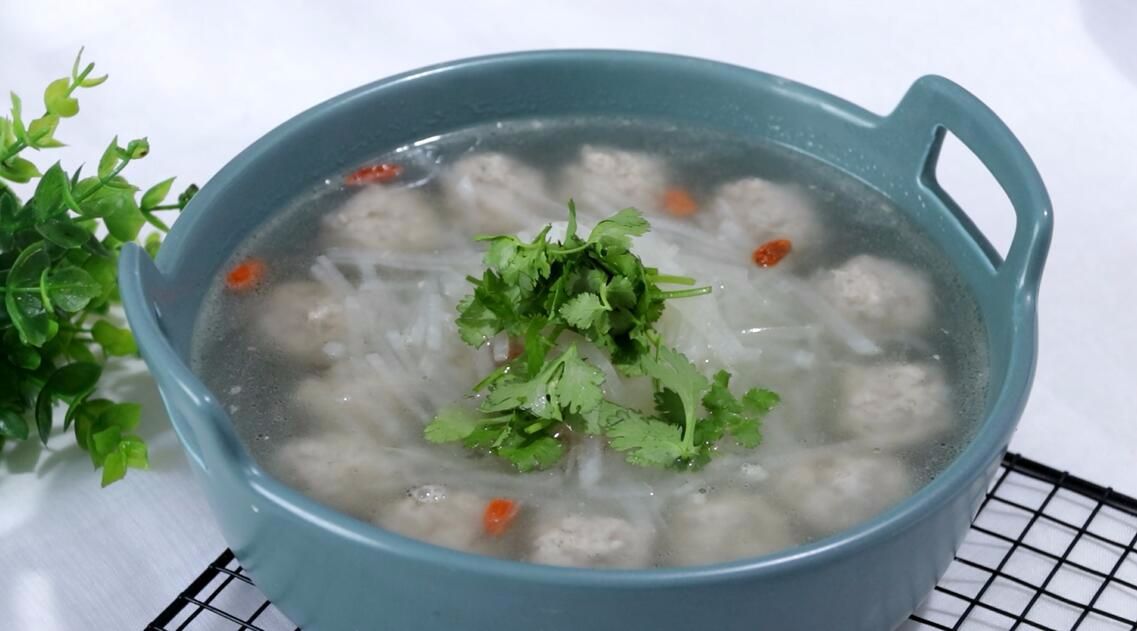 滴入几滴香油增香,搅匀出锅,撒上切好的香菜末,这道萝卜丸子汤就做好