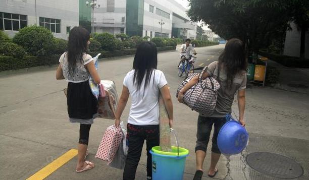 工厂打工妹连加3天班晕倒,醒来后说了1句话,员工们把她骂惨了