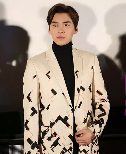 李易峰 逆毛 中分 三七分 三七分 背头,每个新发型都轻松驾驭