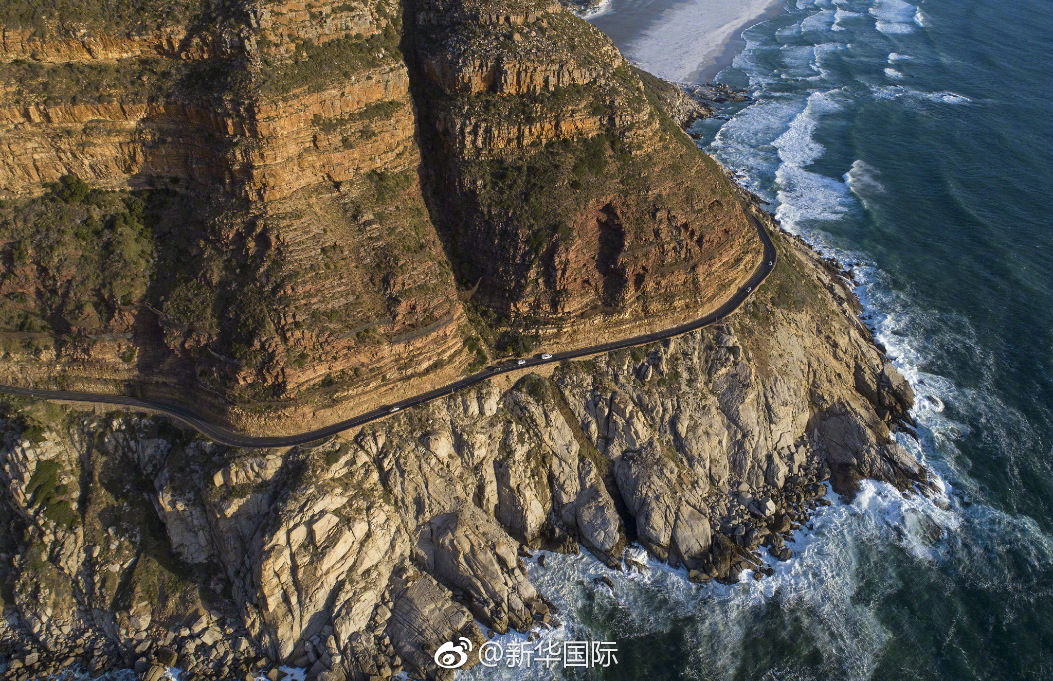 新华社记者镜头下的全球风光:图1-3,阿富汗巴米扬省班达米尔湖