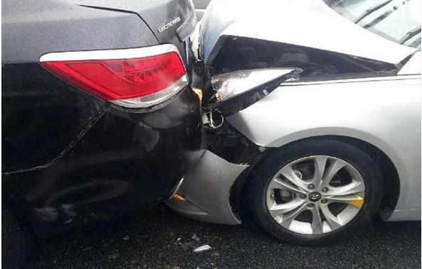 别克君越被索纳塔追尾现场不敢看一眼网友美系车就是实在