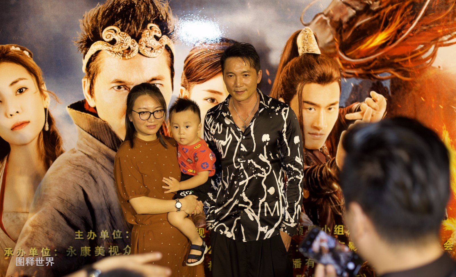 孙悟空战胜地涌夫人拯救苍生 邹兆龙 黎一萱主演《拯救悟空》首映