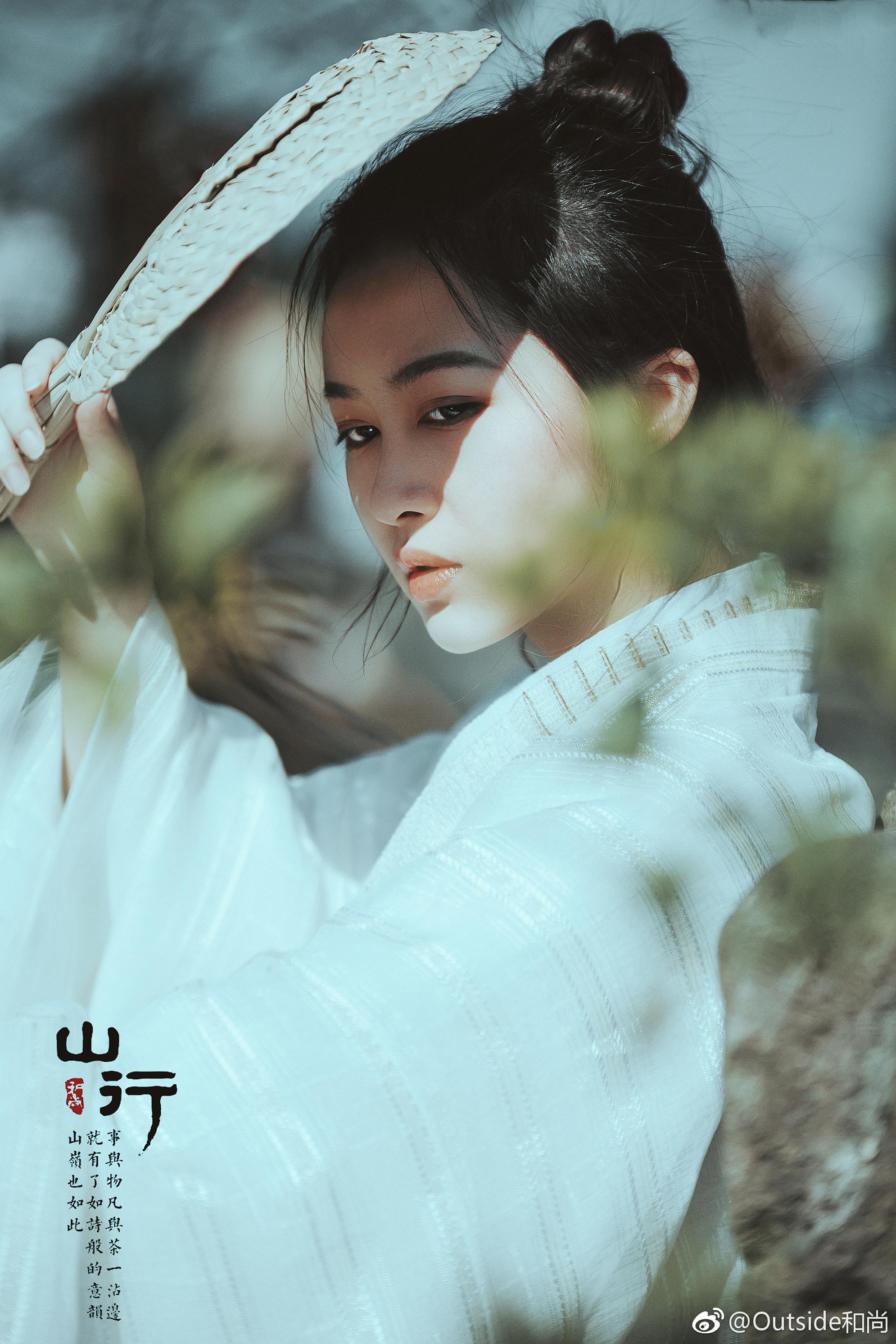 《山行》一步踏尽一树白一桥轻雨一伞开一梦黄粱一壶酒一身白衣