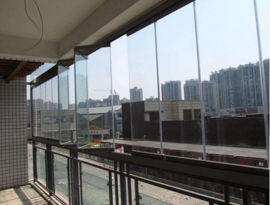 越来越多人封阳台用这种玻璃,美得像个景观房,太聪明了