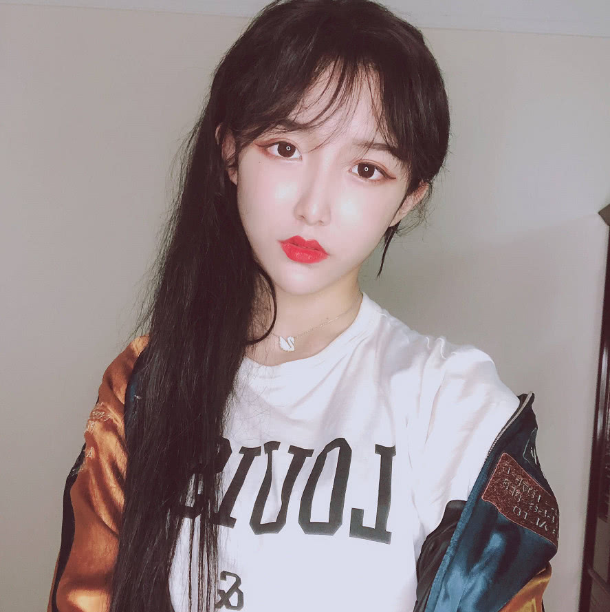 女装大佬艾比,短裙跳舞胜似泫雅,网友:住在男生宿舍不会出事?