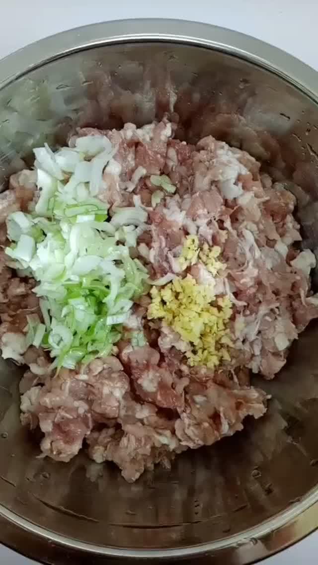 厨师教你调肉馅,鲜肉滑嫩超级好吃,在家也可以做出饭店的味道!
