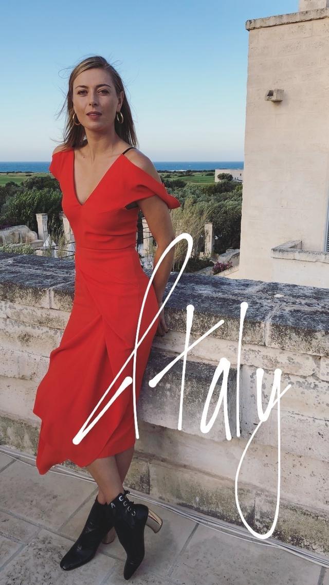 莎娃穿红色深v长裙秀完美身材,美出天际无愧体坛第一女神