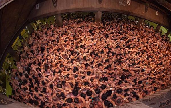 全球奇葩变态节日,日本裸泳居首位