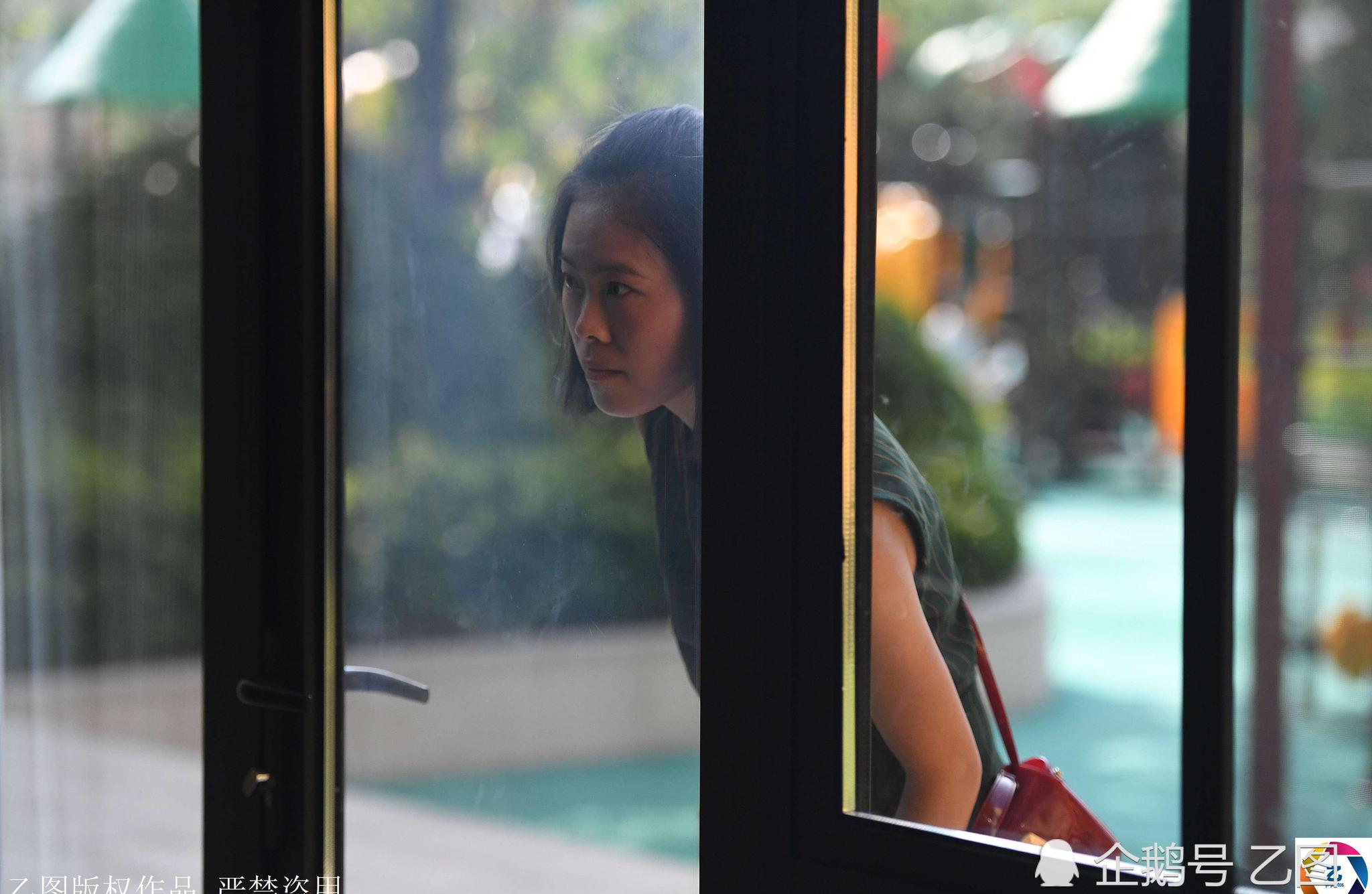 图为孩子们一举一动很多家长十分牵挂,悄悄在门口张望.