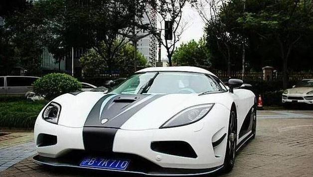 都是秦奋开过的车,一辆从2650万掉到1300万,一辆涨了1350万